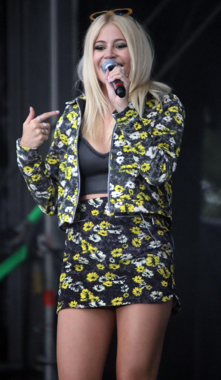 Pixie lott con falda arriba en el escenario de total access live 2014 en cheshire
 #75188544