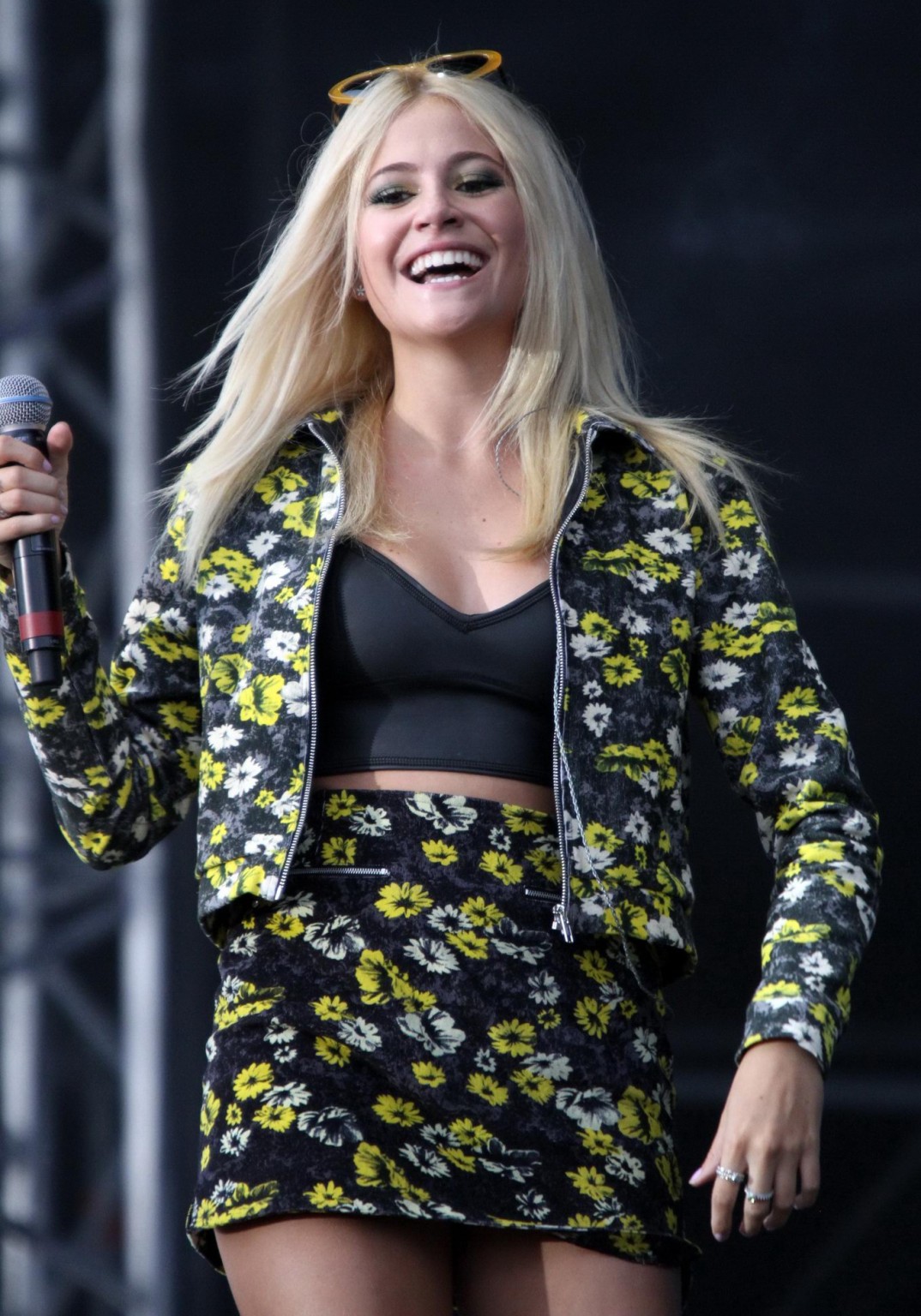 Pixie lott con falda arriba en el escenario de total access live 2014 en cheshire
 #75188584