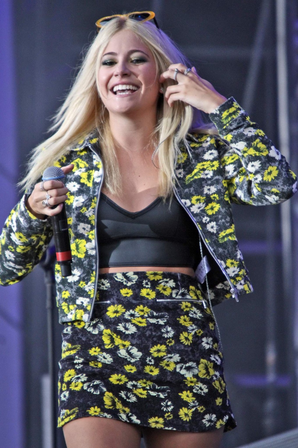 Pixie lott upskirt sul palco a totale accesso live 2014 in cheshire
 #75188610
