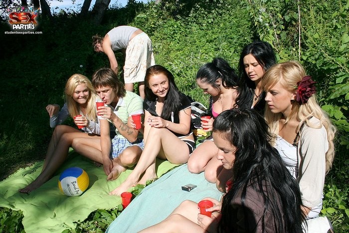 Picknick und Party mit sechs Mädchen
 #76789114
