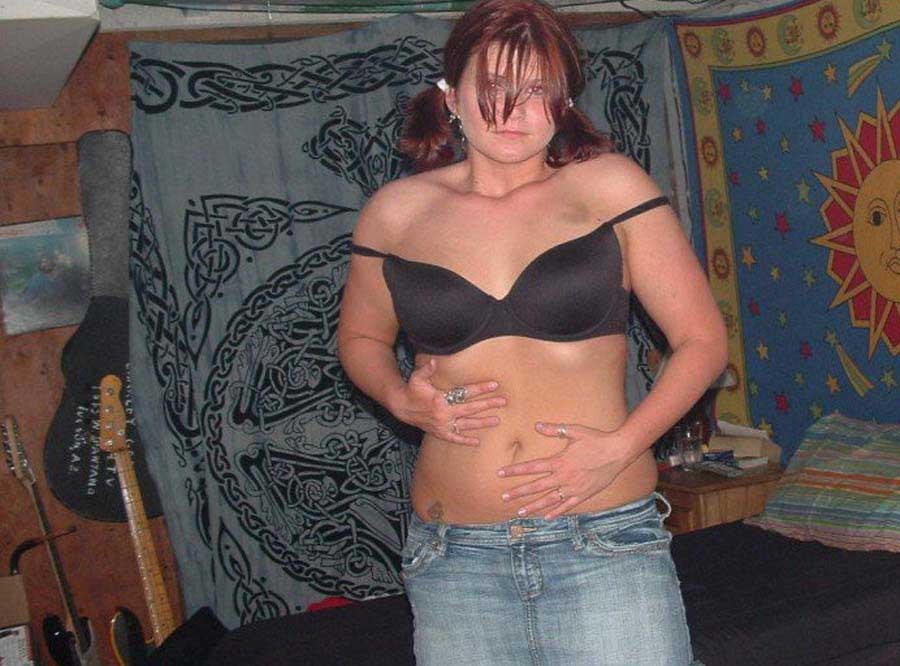 Foto di una ragazza amatoriale grassa che indossa una minigonna
 #71723824