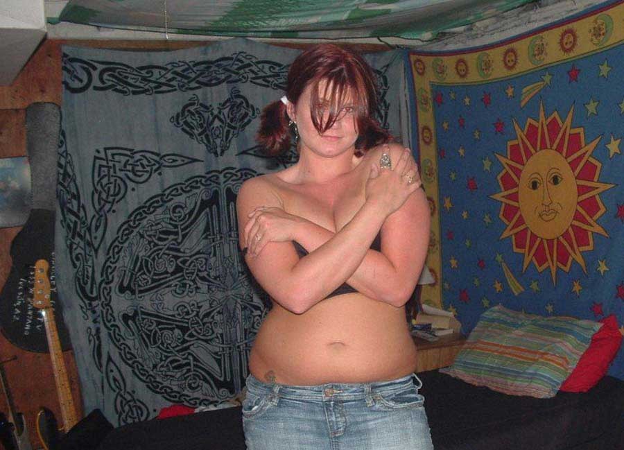 Fotos von einem Amateur Chunky Babe trägt einen Mini-Rock
 #71723828