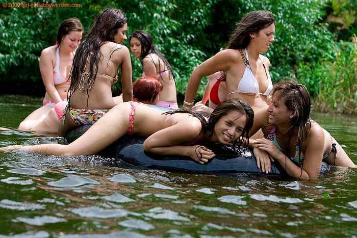 Otto ragazze si divertono nude nel fiume
 #67552325