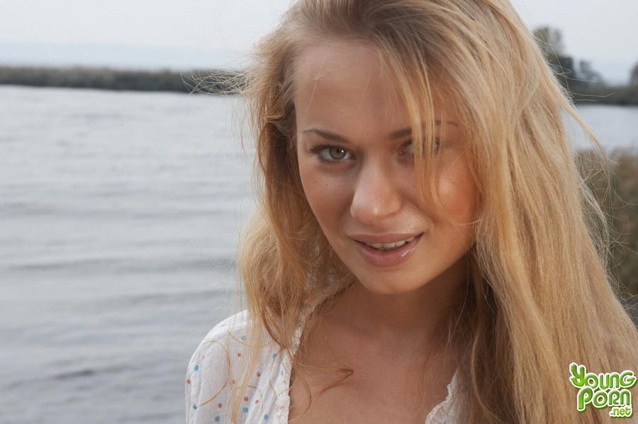Hübsche Blondine zeigt ihre perfekten Titten
 #77348047