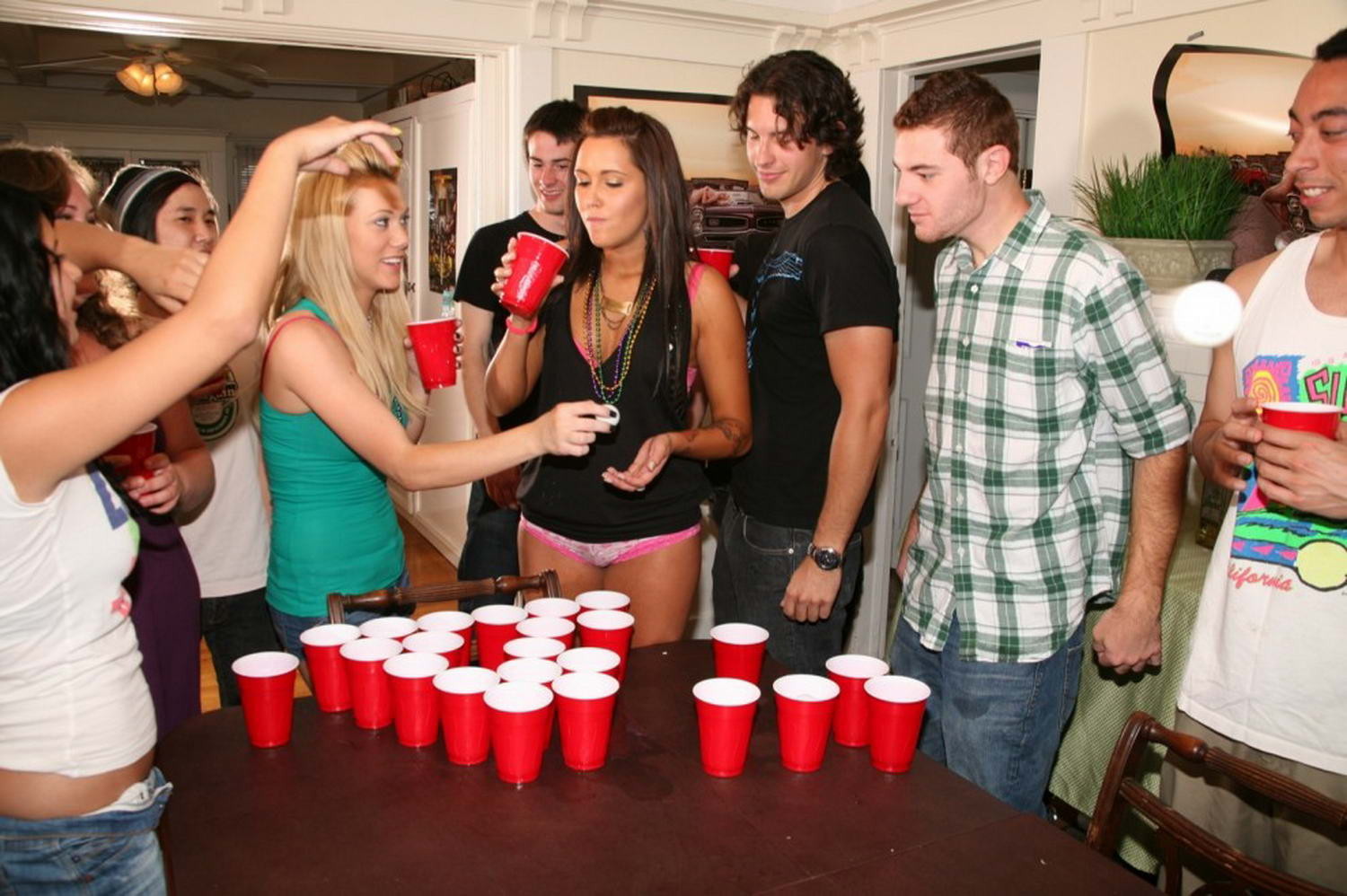 Fiesta de cerveza pong se convierte en una orgía de sexo
 #68157425