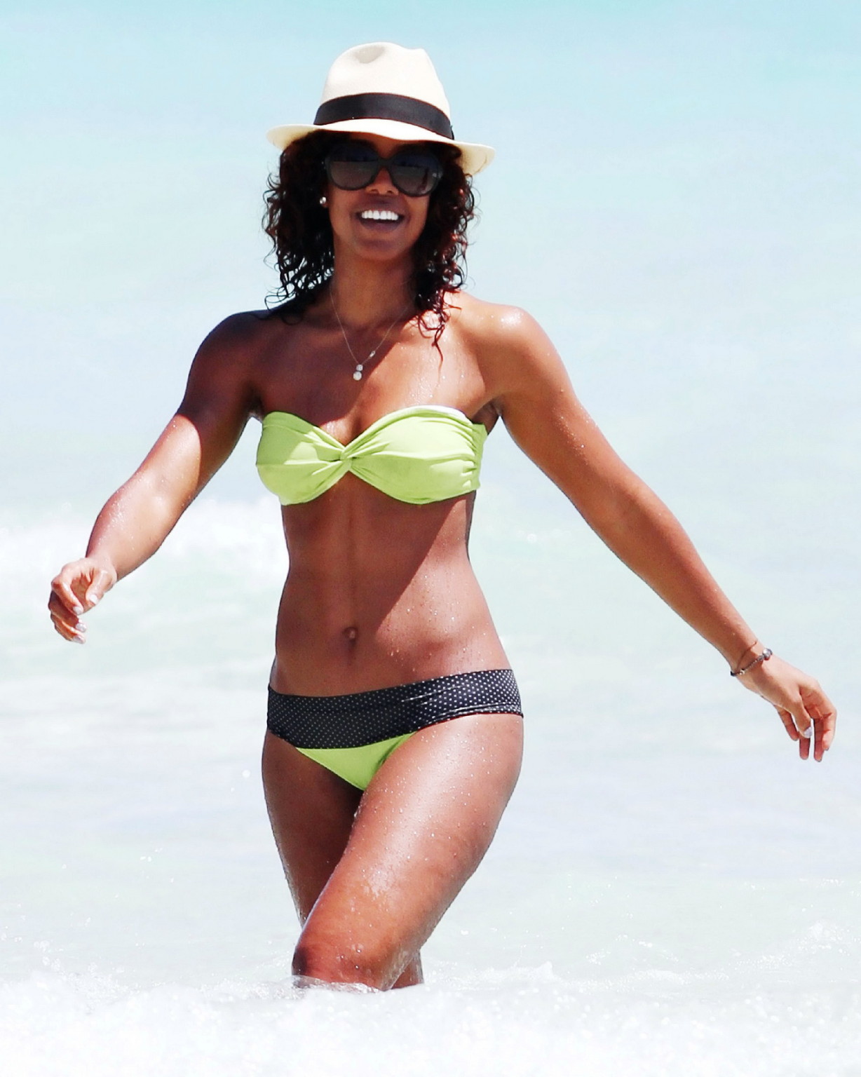 Kelly rowland exhibant son corps en bikini sur la plage de miami
 #75309460