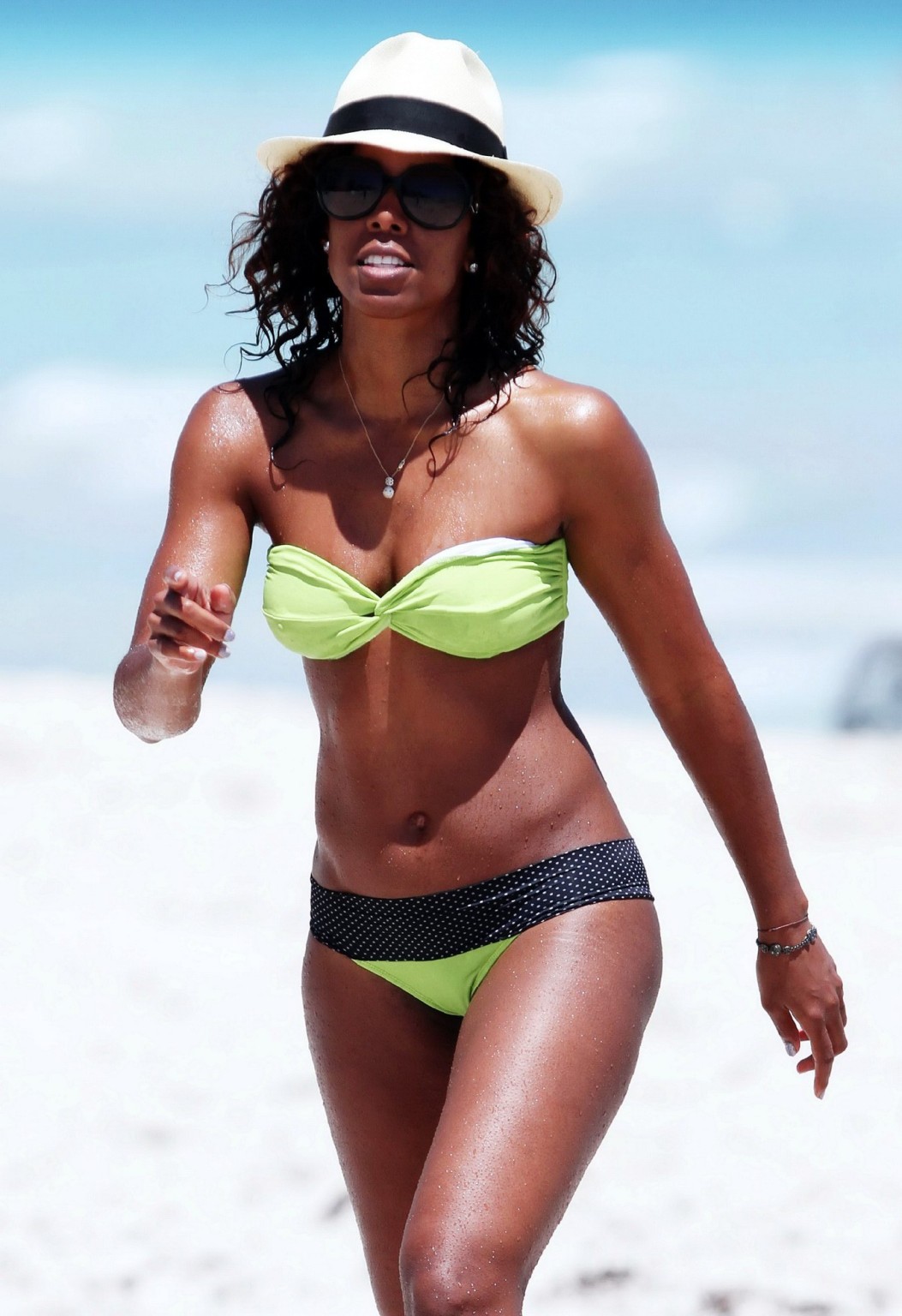 Kelly rowland exhibant son corps en bikini sur la plage de miami
 #75309468