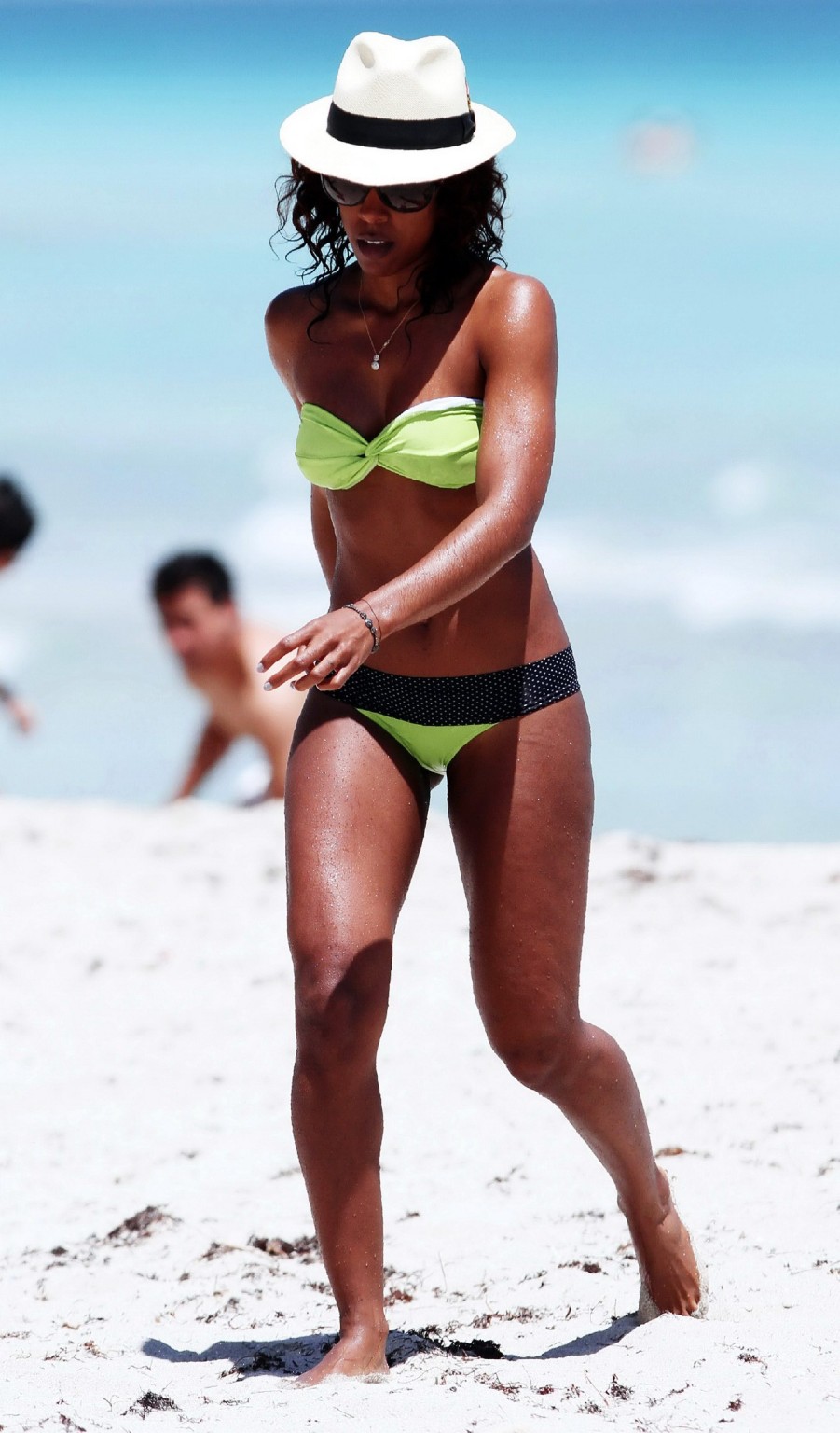 Kelly rowland exhibant son corps en bikini sur la plage de miami
 #75309481