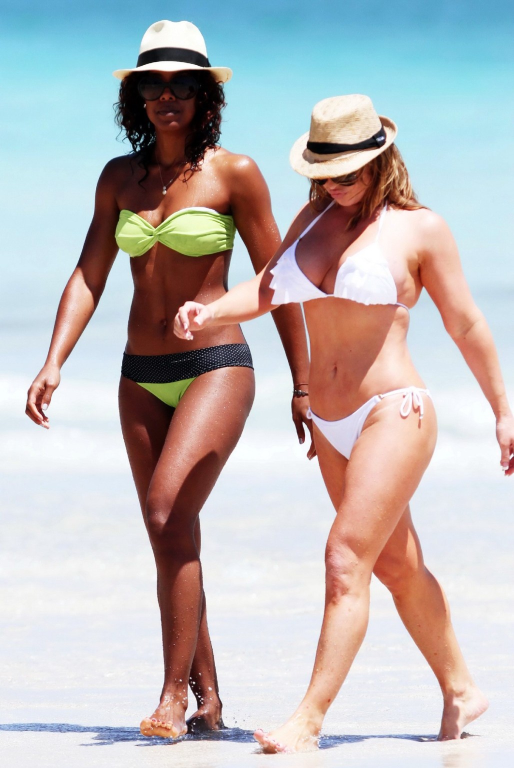 Kelly rowland che mostra il suo corpo in bikini sulla spiaggia di miami
 #75309529