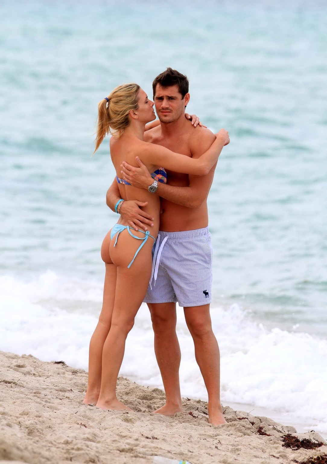 Sofia zamolo en bikini string embrassant son petit ami sur la plage de Miami.
 #75226659