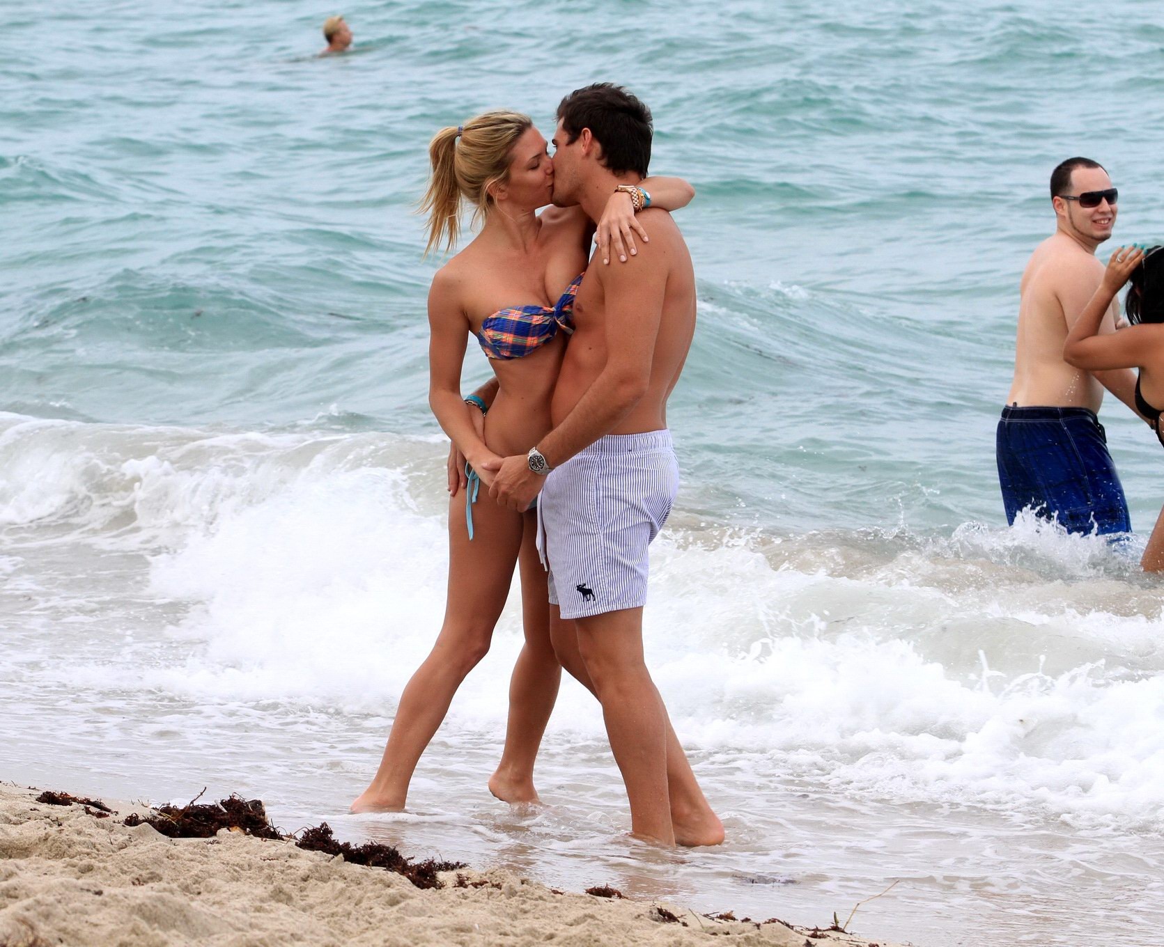 Sofia zamolo en bikini string embrassant son petit ami sur la plage de Miami.
 #75226694