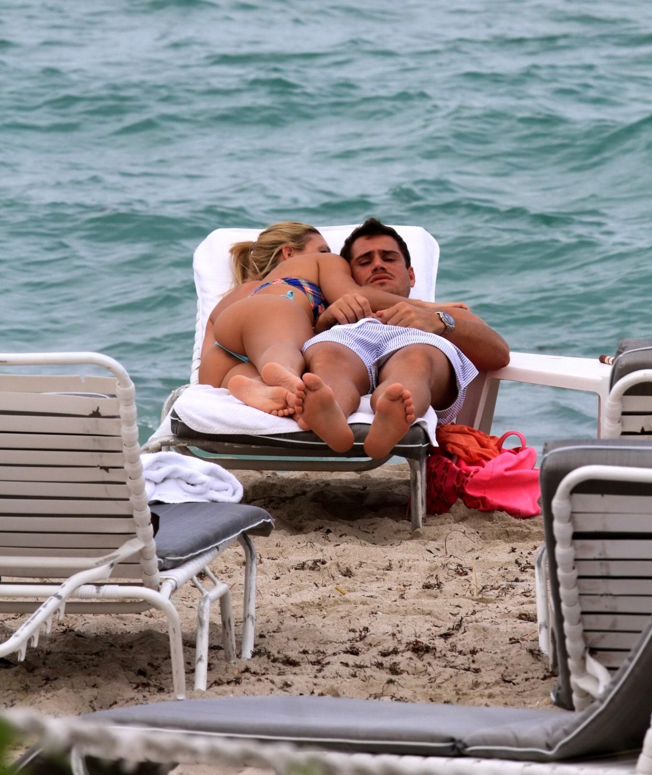 ソフィア・ザモロ、Tバックのビキニを着てボーイフレンドと仲良くビーチで遊ぶ
 #75226756