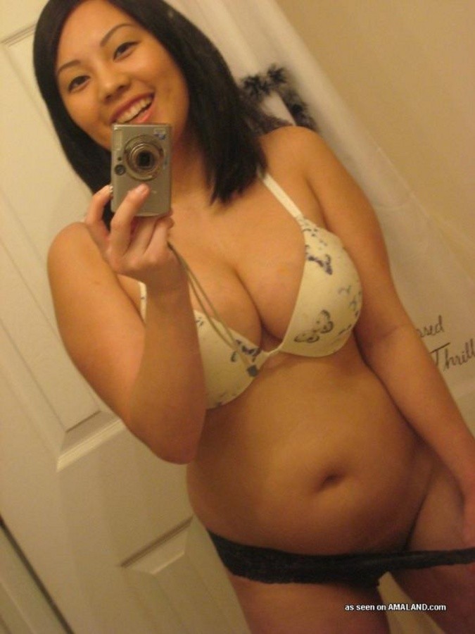 Chubby Asian hottie camwhoring and showing her nice ass #67607177