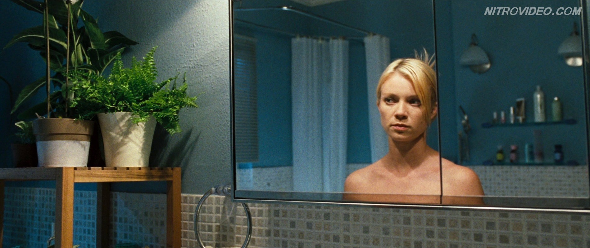 Amy Smart, blonde sexy, prend un bain dans des miroirs.
 #70322157