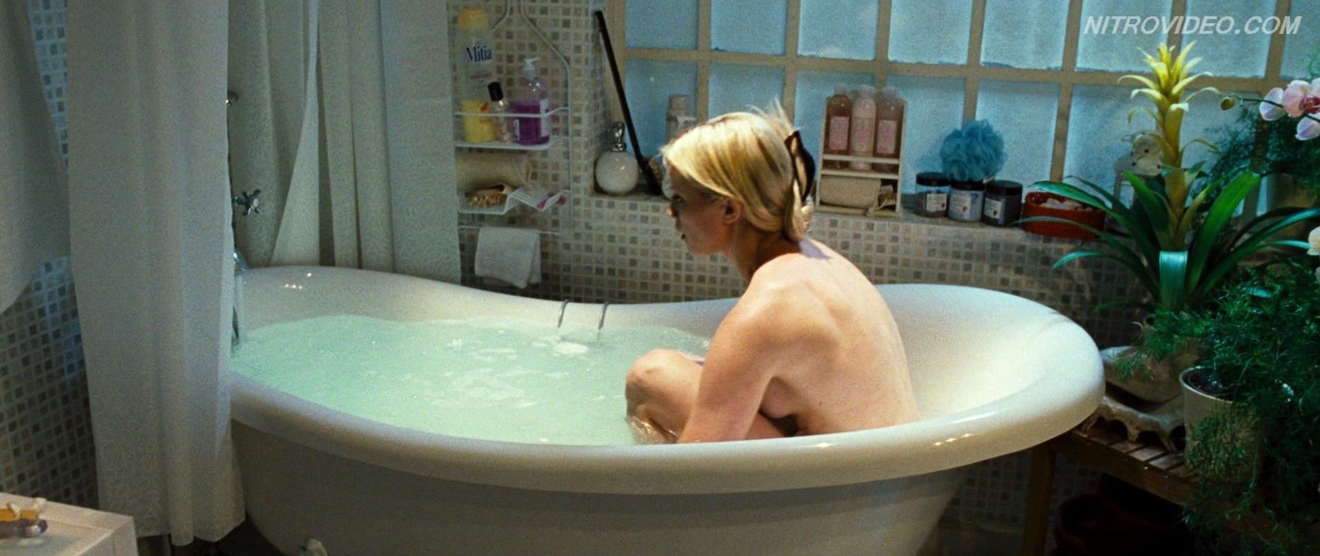 Amy Smart, blonde sexy, prend un bain dans des miroirs.
 #70322192