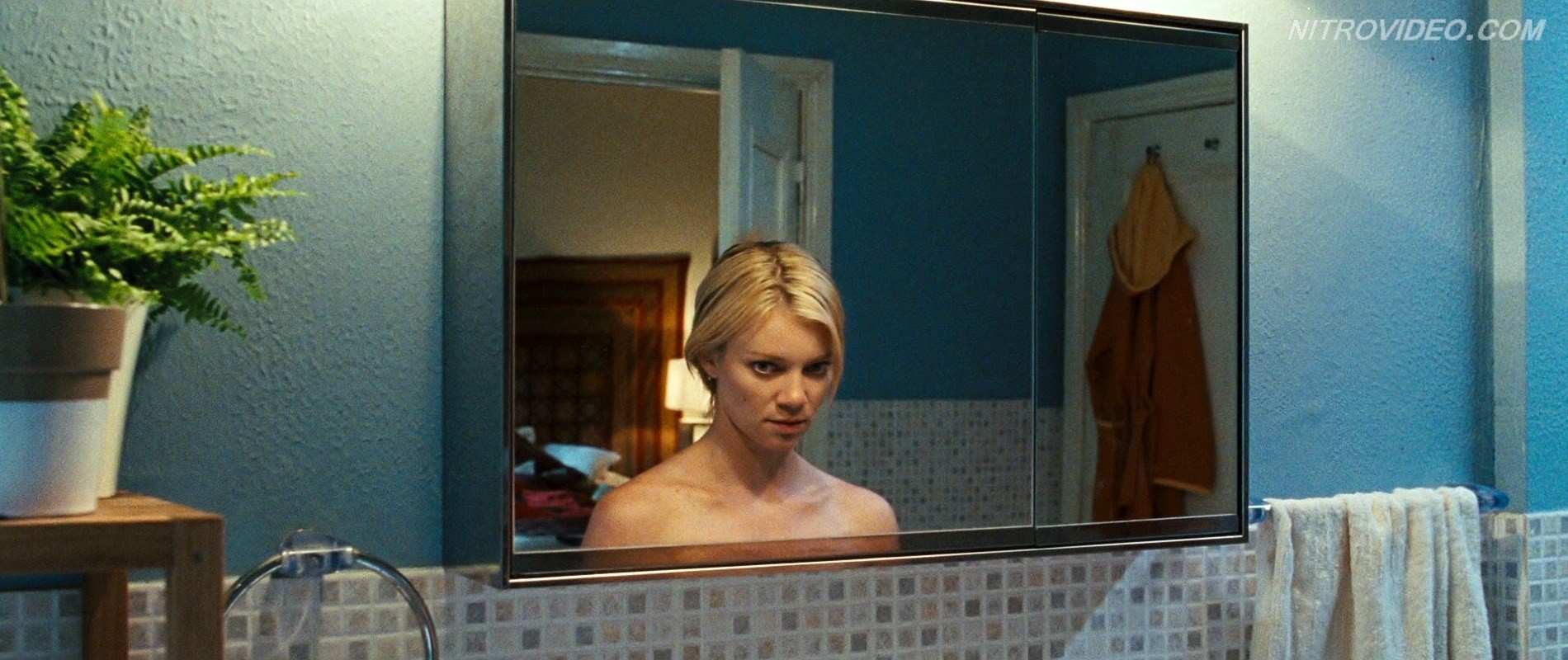 Amy Smart, blonde sexy, prend un bain dans des miroirs.
 #70322211