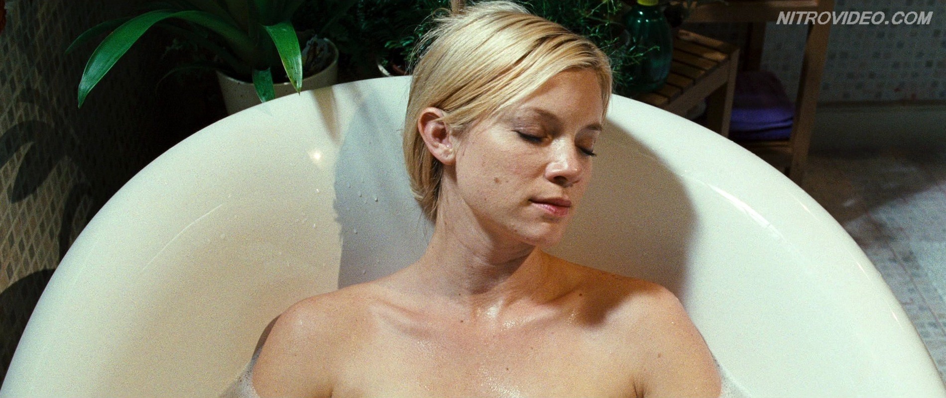 Amy Smart, blonde sexy, prend un bain dans des miroirs.
 #70322218