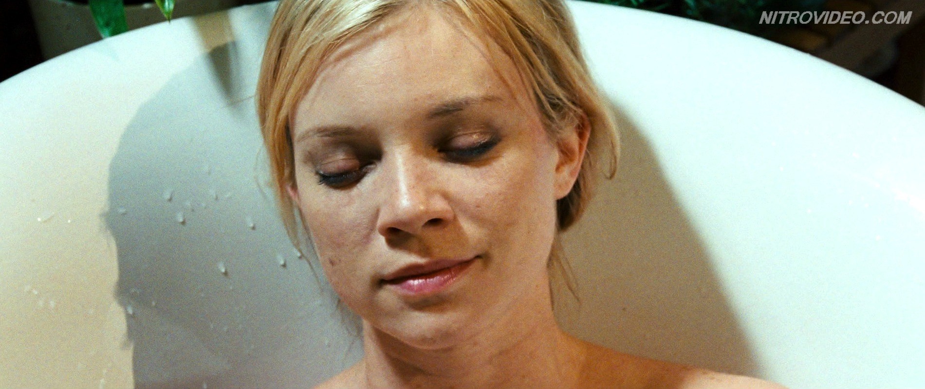 Amy Smart, blonde sexy, prend un bain dans des miroirs.
 #70322227