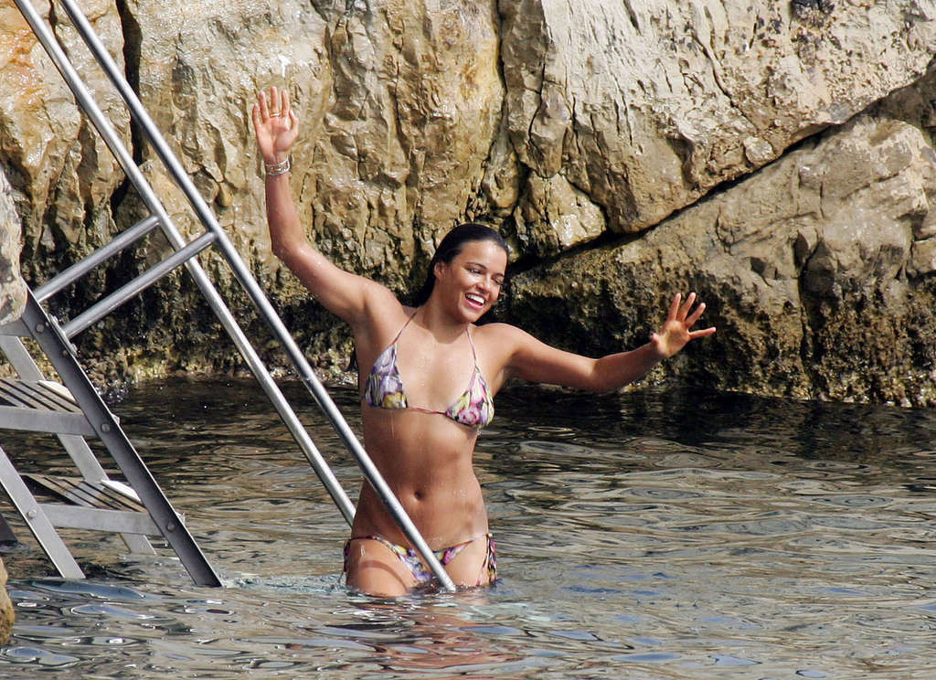 Michelle rodriguez mostrando su extraordinario cuerpo en bikini fotos muy calientes
 #75375555