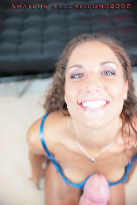 Curly Amateur Hottie saugt an einem pochenden Schwanz /
 #78581312