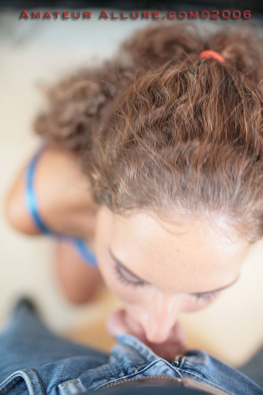 Curly Amateur Hottie saugt an einem pochenden Schwanz /
 #78581331