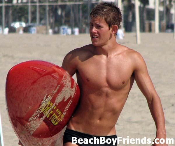 Sexy ragazzi amatoriali ostentano i loro corpi maschili in spiaggia
 #76946494