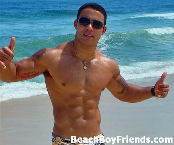Sexy ragazzi amatoriali ostentano i loro corpi maschili in spiaggia
 #76946498