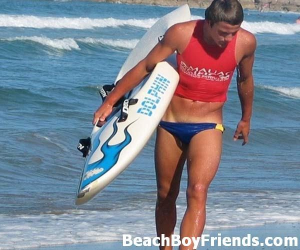 Sexy ragazzi amatoriali ostentano i loro corpi maschili in spiaggia
 #76946513