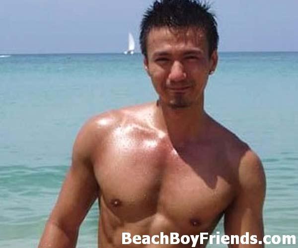 Sexy ragazzi amatoriali ostentano i loro corpi maschili in spiaggia
 #76946525