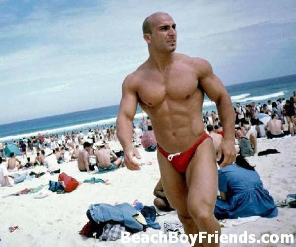 Sexy ragazzi amatoriali ostentano i loro corpi maschili in spiaggia
 #76946528