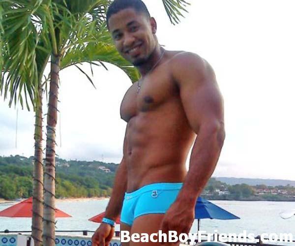 Des amateurs sexy exhibent leurs corps masculins à la plage. #76946533