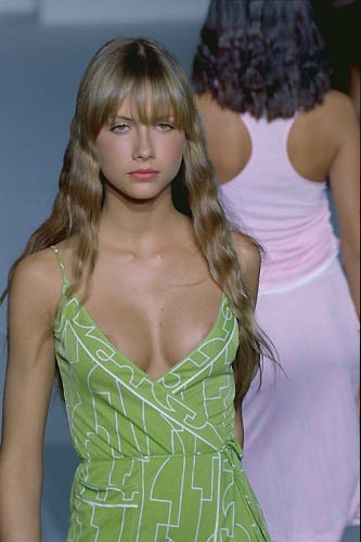 Paparazzi fotografieren heiße Titten der Models während der Modenschau
 #73180801