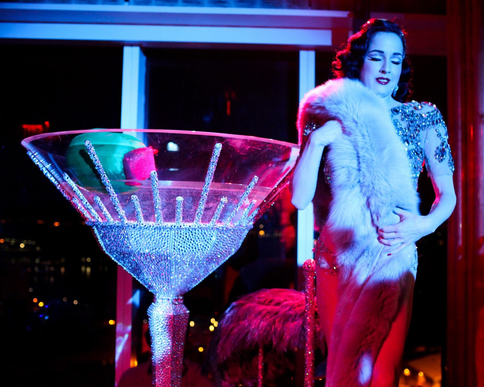 Dita von teese luciendo tanga con pegatinas de pezones mientras se baña en una copa de martini gigante
 #75273715