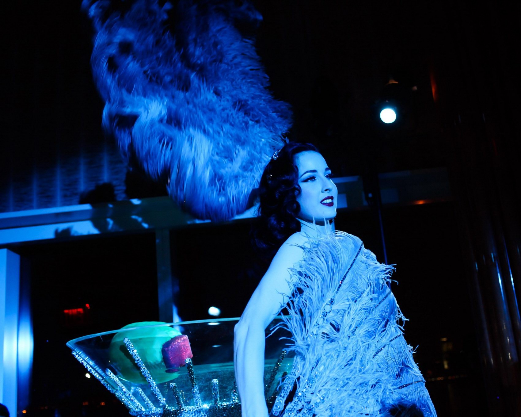 Dita von teese luciendo tanga con pegatinas de pezones mientras se baña en una copa de martini gigante
 #75273720