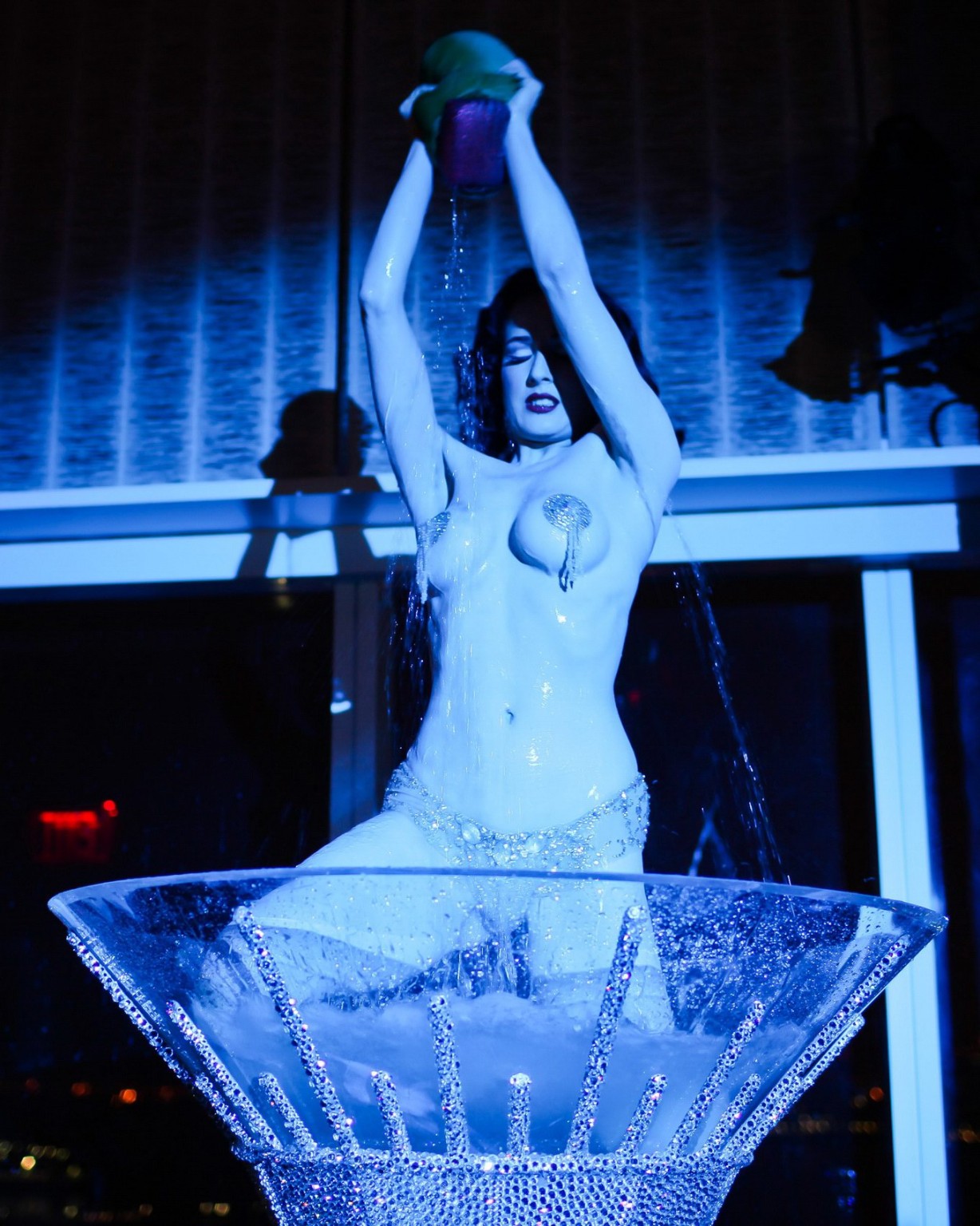Dita von teese luciendo tanga con pegatinas de pezones mientras se baña en una copa de martini gigante
 #75273742