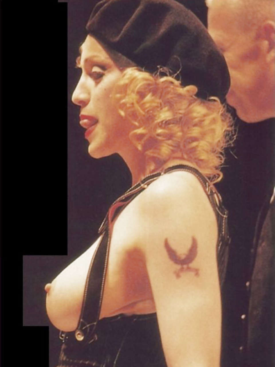 Madonna exponiendo sus bonitas tetas en público y posando en bragas
 #75253022