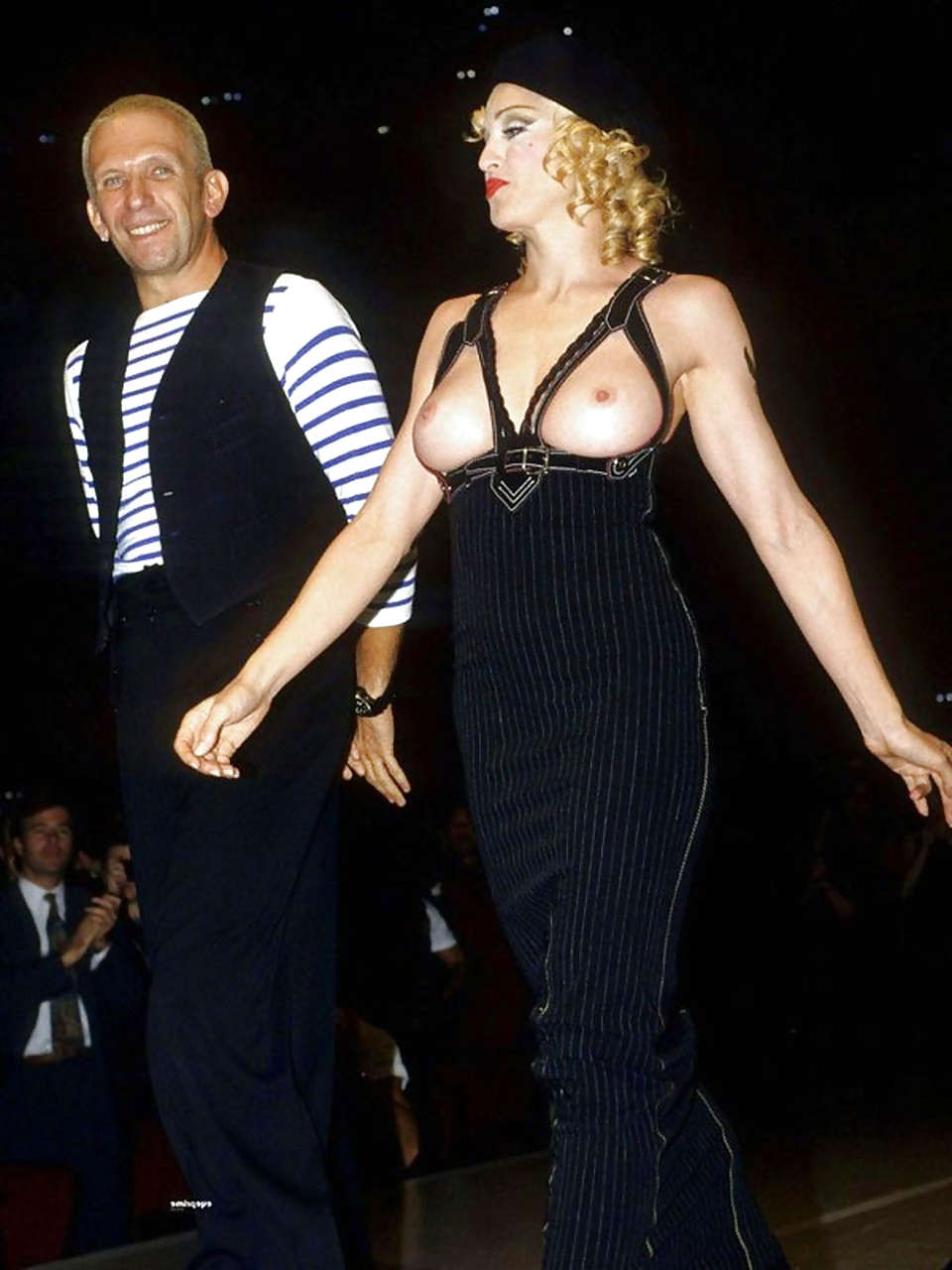 Madonna exponiendo sus bonitas tetas en público y posando en bragas
 #75253025