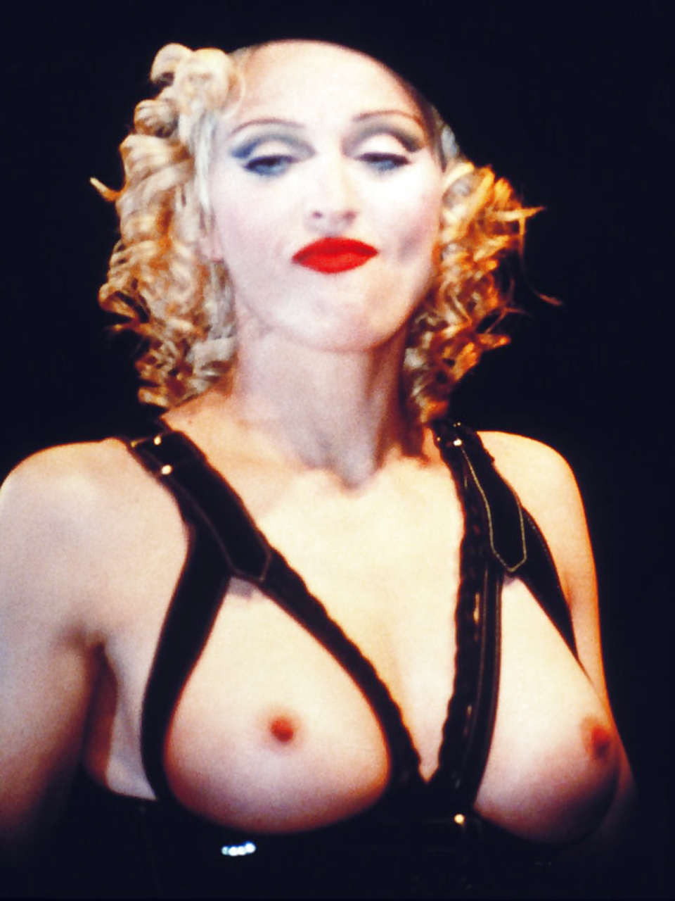 Madonna exponiendo sus bonitas tetas en público y posando en bragas
 #75253039
