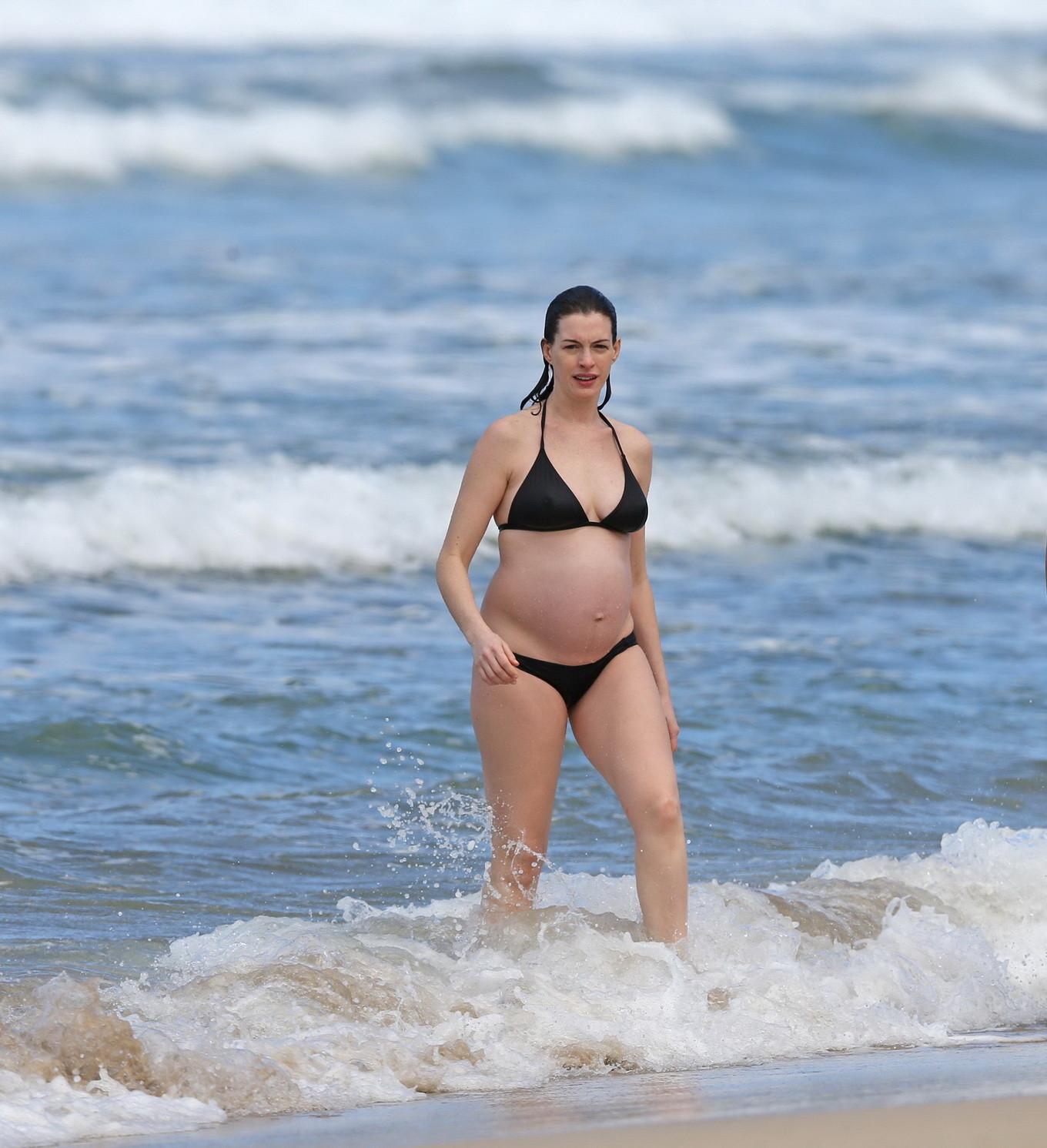 Anne hathaway incinta mostrando pokies in bikini nero
 #75147816