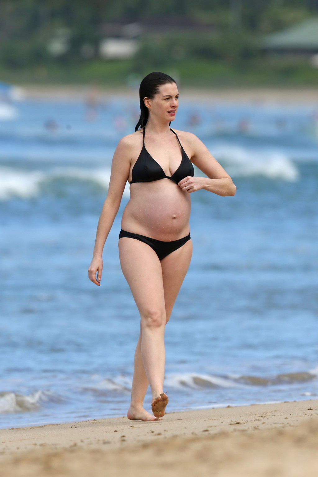 Anne hathaway embarazada mostrando pokies en bikini negro
 #75147827