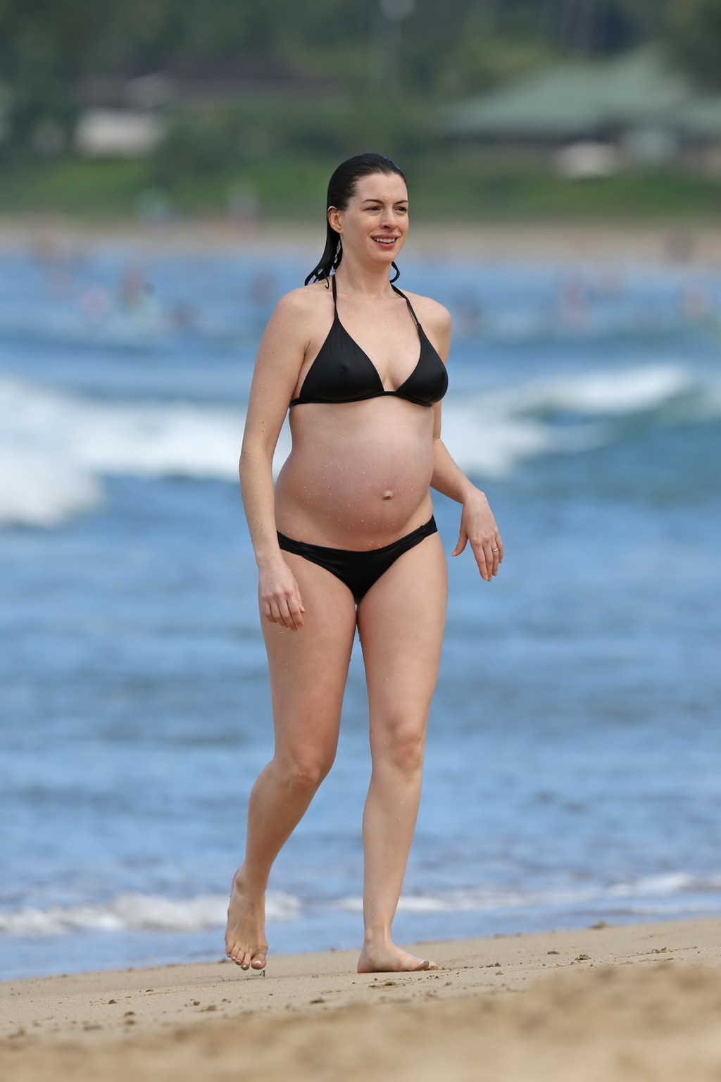 Anne hathaway embarazada mostrando pokies en bikini negro
 #75147831