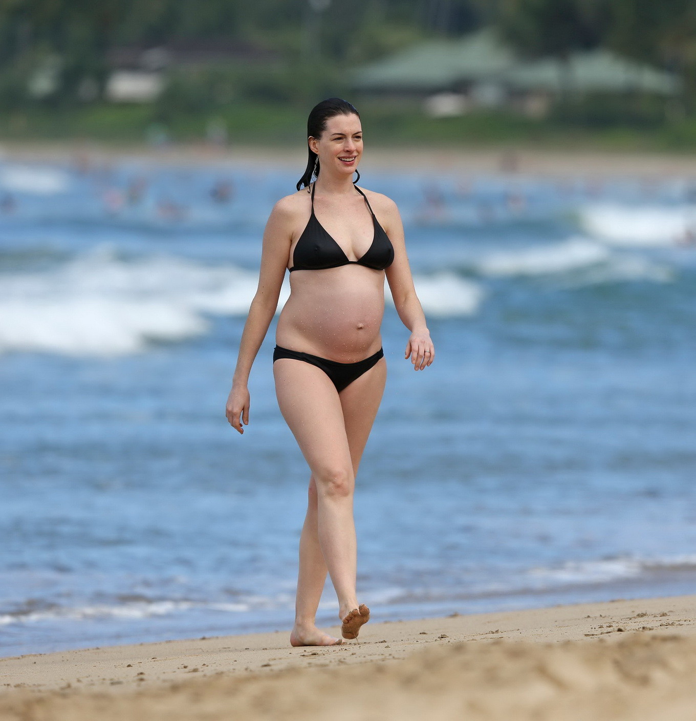 Anne hathaway incinta mostrando pokies in bikini nero
 #75147835