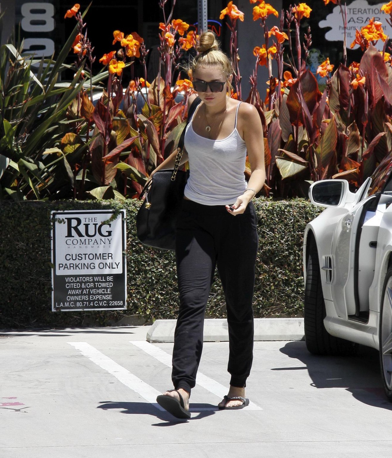 Miley Cyrus en soutien-gorge à Beverly Hills.
 #75258397