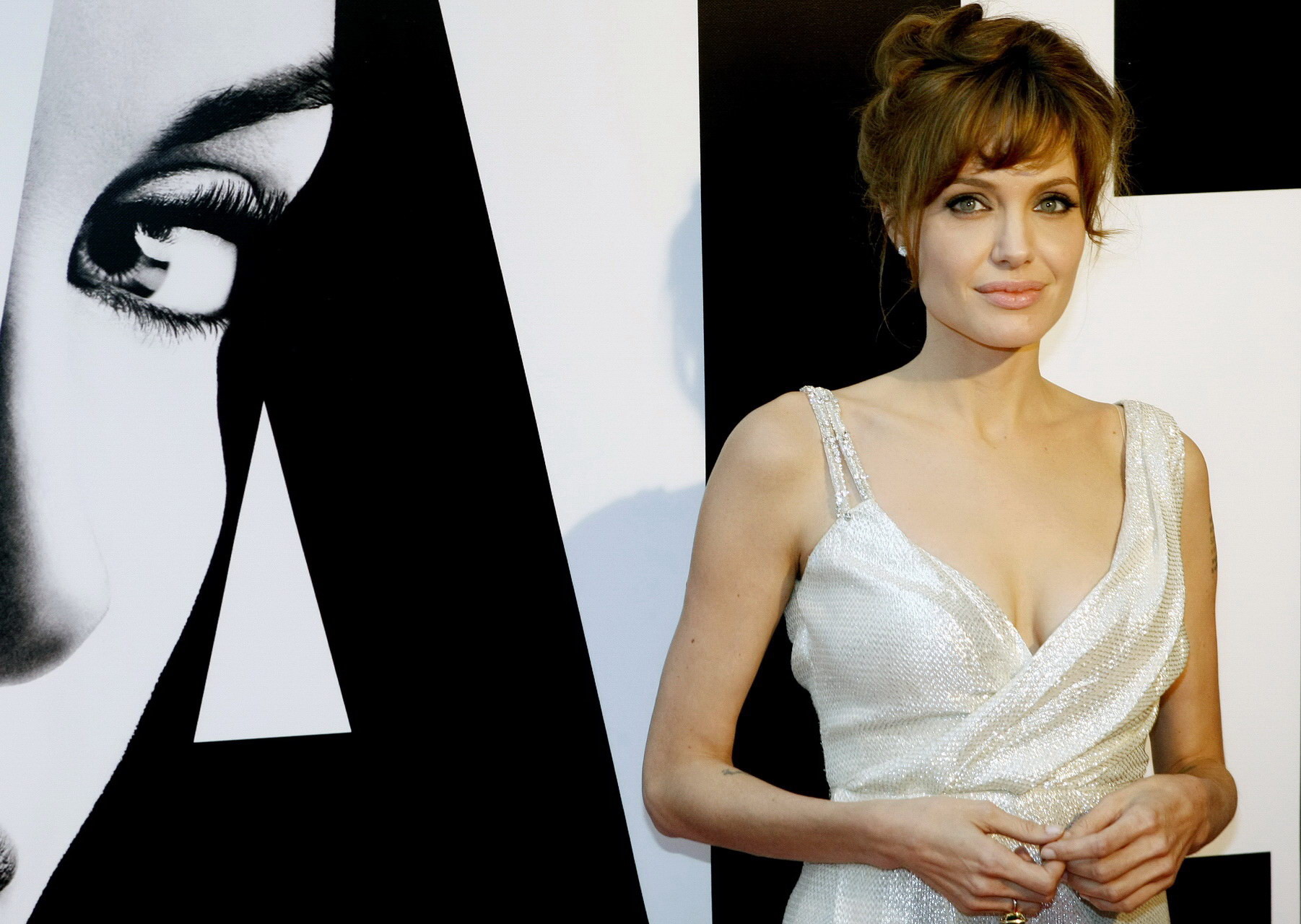 Angelina jolie zeigt tolles Dekolleté bei der 'salt'-Premiere in paris
 #75336513