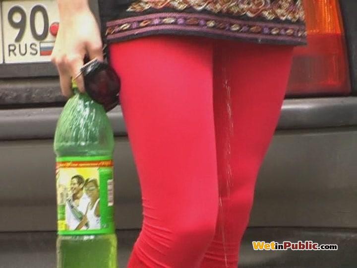 Empapado de leggings en público por una moza que necesitaba mear desesperadamente
 #73255780