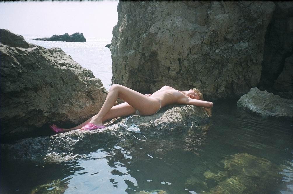裸のビーチで楽しんでいるワイルドな女性
 #72253557