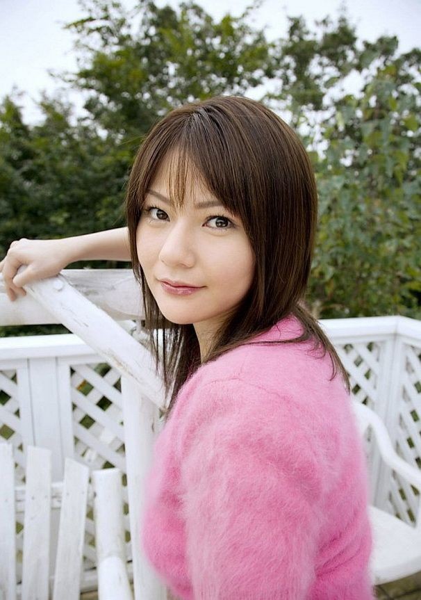 Rira Himesaki, una chica asiática con mucho pecho, posa mostrando las tetas
 #69751950