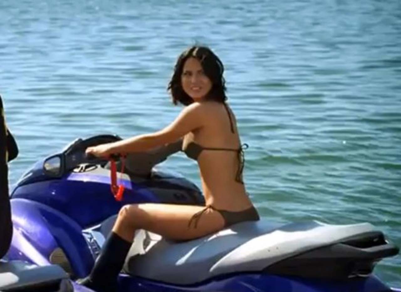 Olivia Munn che espone il corpo sexy del bikini e il culo caldo del cazzo sulla spiaggia
 #75306426