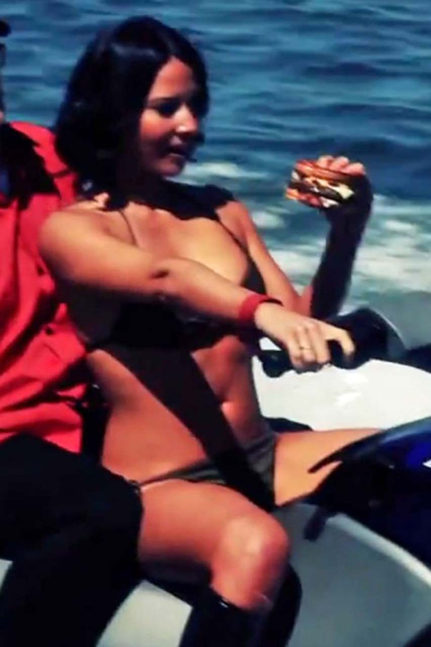 Olivia Munn che espone il corpo sexy del bikini e il culo caldo del cazzo sulla spiaggia
 #75306462