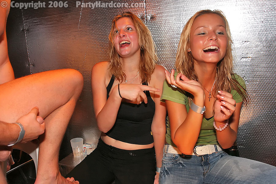 パーティー・ハードコア :: ハードコア・パーティーで酔っぱらった女の子たちが大きなチンポをしゃぶる
 #76820749